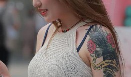 网红吃瓜纹身美女图片,性感魅力引爆眼球